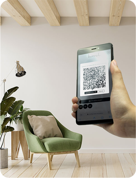 Χέρι κρατά κινητό με QR code για προβολή επίπλου σε σαλόνι μέσω AR