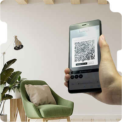 Χέρι κρατά κινητό με QR code για προβολή επίπλου σε πραγματικό χώρο μέσω AR